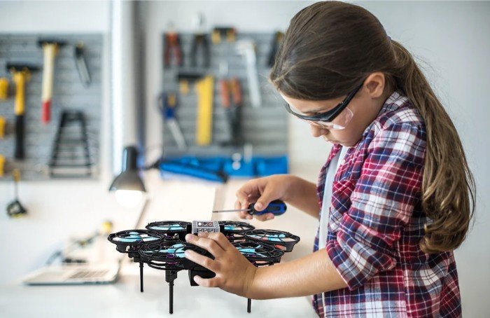 niña montando un dron