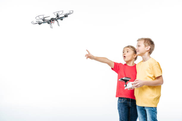 Niños jugando con dron